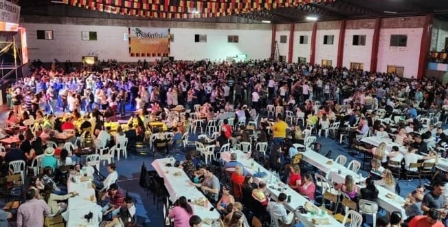 Noche de sábado en la Oktobeerfest de Alem.