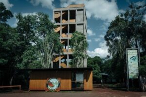 El Puesto Uruzú del Parque Provincial Urugua-í ganó el Primer Premio de la Bienal SCA–CPAU por su intervención arquitectónica en Misiones