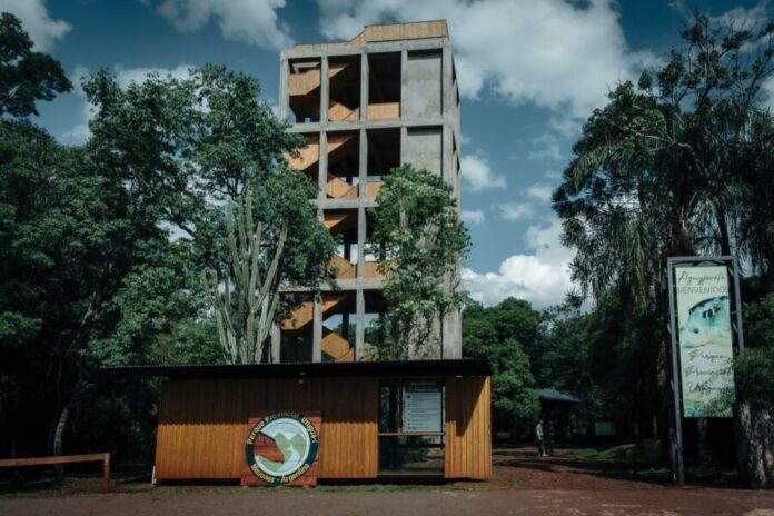 El Puesto Uruzú del Parque Provincial Urugua-í ganó el Primer Premio de la Bienal SCA–CPAU por su intervención arquitectónica en Misiones