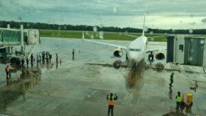 Puerto Iguazú recibió el primer vuelo de Flybondi procedente de Lima